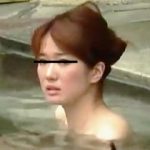 【盗撮動画】デンジャラスな露天風呂に入ってちょくちょくカメラ目線になってる淑女たち♪