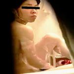 【盗撮動画】湯気が立ち込める風呂場に浮かび上がる乳首が堪らない隣家の女の子の入浴風景♪