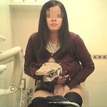 【盗撮動画】必ず一度はカメラ目線になってるお店のトイレをご利用中のオッシコ女子たち♪