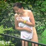 【無修正】開放的すぎるテルマエ・ロマエチックな露天風呂でおマ〇コまで開放してる全裸女子♪