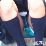 【盗撮動画】外なのに教室レベルの落ち着きのない無防備パンチラ晒してる放課後の女子校生♪