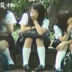 【盗撮動画】市民の憩いの場でパンチラ晒して癒しを与えてくれる放課後の制服女子校生たち♪