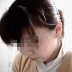 【盗撮動画】トイレでオシッコ中のアソコとオシッコを終えた素顔を接写された素人お姉さんたち♪
