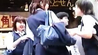 【盗撮動画】街中で見かけたドノーマルな女子校生たちのパンチラ逆さ撮りは堪らなくリアルな件♪