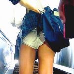【盗撮動画】道を訊かれたので丁寧に教えてやったらエスカレーターで逆さ撮りされた散々な女子校生♪
