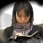 【盗撮動画】ＪＫのパンチラが見えそうで見えないでも観たくてたまらない！そんな電車内での日常風景♪