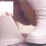 【盗撮動画】和式便器でヒールの高いブーツ履いてオシッコしてる女子はスケベ度が高いと思える件♪