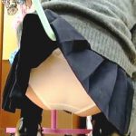 【盗撮動画】しゃがみ込みながらお品定め中のＪＫに傘で調子よくスカメクしてたら最後にバレますた♪
