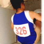 【盗撮動画】体育会系部活女子校生のオシッコシーンを隣室から狙い撮ってる文科系部活女子校生♪