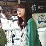 【盗撮動画】一度ロックオンした女子は二日続けて逆さ撮りして時には電車内まで追跡する粘着質の撮り師♪