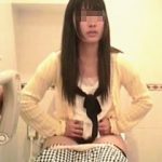 【盗撮動画】トイレという究極のプライベート空間でオシッコやらウンコやらを排泄してる女子たちの素顔♪