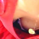 【盗撮動画】女性店員さんをウソの商談に集中させてグイグイ胸チラを撮りまくってる口八丁の撮り師♪