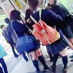【盗撮動画】修学旅行で電車移動中の地方の女子校生を逆さ撮りしたら新鮮なパンチラ拝めますた♪