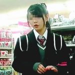 【盗撮動画】リュックでパンチラガードしてる制服女子校生に敢えて逆さ撮りアタックしてる撮り師♪