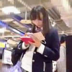 【盗撮動画】書店から電車内までそこにＪＫがいる限り逆さ撮りしないと気が済まない末期の撮り師♪