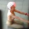 【盗撮動画】女風呂で美乳を晒しながら半身浴してるピンクタオルの女子を隠し撮ってる男性従業員♪