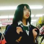 【盗撮動画】ママやお友達とお買い物中の女子校生は警戒心も下半身もユルユルで逆さ撮りも簡単な件♪
