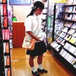 【盗撮動画】本屋に立ち寄った女子校生や美少女たちを真っ逆さまから逆さ撮りしてる粘着撮り師♪