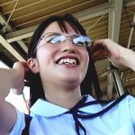 【盗撮動画】テレビのロケハンの体で健康的な制服メガネ女子校生に声掛けてパンチラ逆さ撮り♪