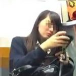【盗撮動画】電車では必ず座る遠距離通学でお疲れ気味の女子校生を逆さ撮りで癒してあげますた♪