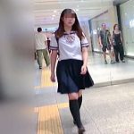 【盗撮動画】極上ターゲットＪＫのパンチラ撮るためなら電車賃かけてもトコトン粘着する撮り師♪