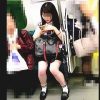 【盗撮動画】電車で見かけた生脚が美味しそうなＪＫが席を譲って立ったのですかさず逆さ撮り決行♪