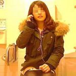 【盗撮動画】お店のトイレでケータイで会話しながら器用にオシッコもしてるホットパンツ女子♪