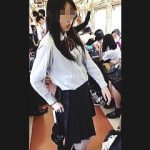 【盗撮動画】電車内で見かけた黒髪清純女子校生を逆さ撮りしたら健康的なパンティが拝めますた♪