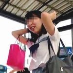 【盗撮動画】バス停で見かけた爽やかな女子校生を逆さ撮りしたら清涼感あふれるパンチラ撮れた件♪