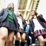 【盗撮動画】最寄りの駅にやって来た放課後の女子校生たちを追って電車に乗り込んだ逆さ撮り師♪