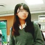 【盗撮動画】お母さんとデパ地下でお買い物してるアイドル級の美形女子校生のパンチラＧＥＴ♪