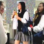 【盗撮動画】列に並んだ女子校生たちを逆さ撮りしながらレジ待ちしてる抜け目のない撮り師♪