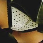 【盗撮動画】生々しい生脚をミニスカから大胆露出させてるＪＫたちを鼻息荒くパンチラ逆さ撮り♪