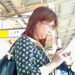 【盗撮動画】パンチラスカメク撮りで抜き打ちパンティチェックされてる通勤通学途中の女子たち♪