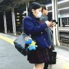 【盗撮動画】ミニスカ制服なのになかなかパンチラしない駅にいた女子校生たちを強制スカメク♪