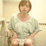 【盗撮動画】カフェのトイレでまったりと放尿タイムを過ごす女の子たちを真正面から隠し撮り♪