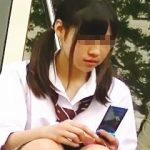 【盗撮動画】外で膝小僧ラインと紺のハイソを経てチラチラと煽り倒す女子校生の眩しいパンチラ♪