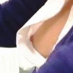 【盗撮動画】買い物に夢中でうっかりブラウスのボタンを留め忘れてお店で美乳を丸々晒してる女子♪
