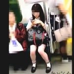 【盗撮動画】電車内で座ってたＪＫが乗り換えで立ち乗りになったのですかさずパンチラ逆さ撮り♪
