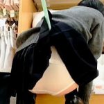 【盗撮動画】ミニスカ女子校生のパンチラを強制スカメク撮りしてバルる快感も楽しんでる撮り師♪