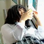 【盗撮動画】プリップリのロリＪＫを逆さ撮りしてムッチムチなパンチラをオカズにしてる撮り師♪