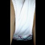 【盗撮動画】レンタルビデオ店で真っ逆さまの角度からパンチラを狙われてる鈍感過ぎる女子校生♪