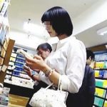 【盗撮動画】ストーカーもドン引きするほどの粘着力で清楚なミニスカ女子のパンチラ狙う撮り師♪