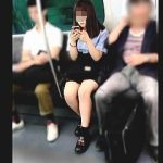 【盗撮動画】電車内で見かけた女子学生を逆さ撮りしたら結構攻めてるパンチラで超ラッキー♪