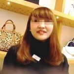 【盗撮動画】紳士を装って鞄屋の店員さんに接近してまんまとパンチラ撮ってる逆さＨＥＲＯ♪