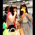 【盗撮動画】買い物客で賑わってるイベント会場で浮かれ気分の女子たちの生パンチラ逆さ撮り♪