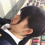 【盗撮動画】口をポッカリ開いて立ち読みしてる幼いＪＫのパンチラはロリ好きのドストライク♪
