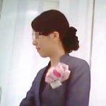 【盗撮動画】高級コスメショップの清楚な店員さんのパンスト越しの麗しいパンチラ逆さ撮り♪
