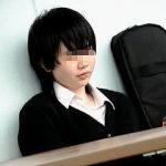 【盗撮動画】音楽スタジオのロビーでグレーの生パンチラを奏でてるバンドマン女子校生♪