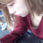 【盗撮動画】駅のホームでスマホに熱中してる女の子がノーフィットブラで微乳を胸チラ中♪